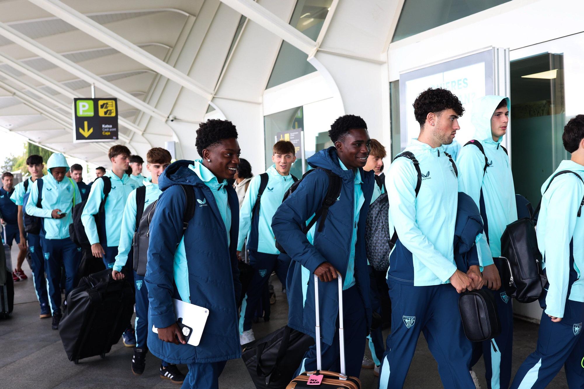 Aficionados del Athletic en el aeropuerto de Bilbao antes de viajar a Dortmund