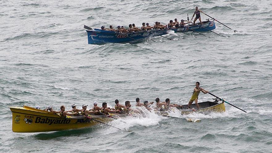 Orio, en la proa de la regata por delante de Urdaibai en la Bandera de La Concha. Reportaje fotográfico: Iker Azurmendi, Esti Veintemillas y Pablo Viñas.