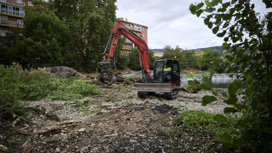 Pamplona retira materiales acumulados en la ribera del río Arga