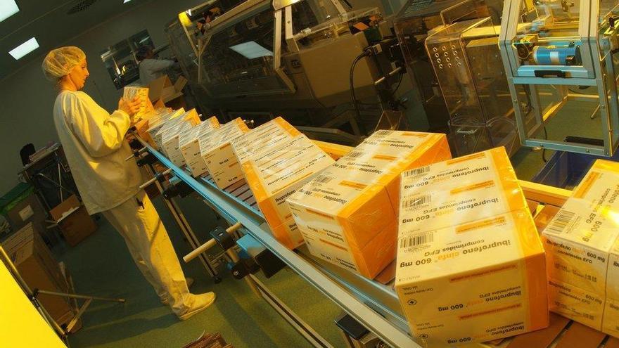 Trabajadora de Cinfa en el área de acondicionado de los medicamentos de la empresa navarra.