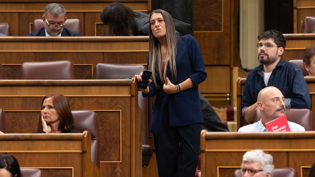 La portavoz de Junts, Miriam Nogueras, de pie, ayer en durante el último pleno antes de las vacaciones.