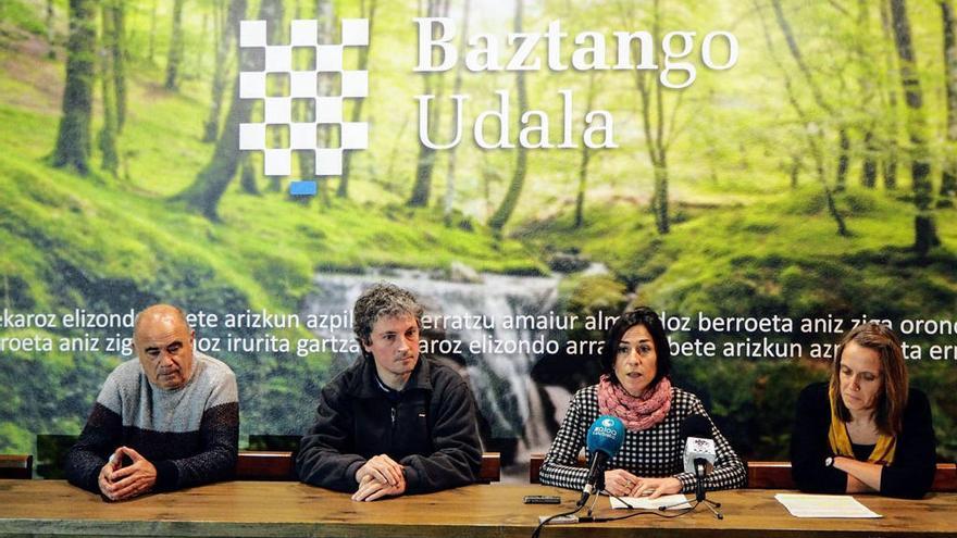 Florentino Goñi, Joseba Otondo, Marijo Garmendia y Laura Andresena, ayer.