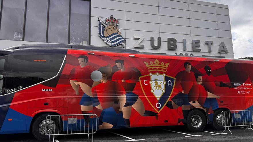 Osasuna estrena en Zubieta el nuevo diseño de su autobús oficial