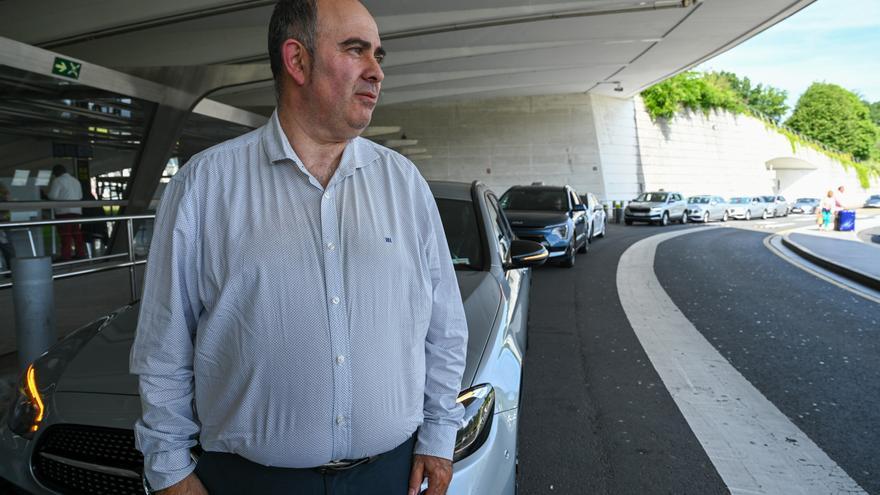 Taxistas del aeropuerto de Bilbao niegan enfrentamientos en el sector: "La guerra interna es un bulo"