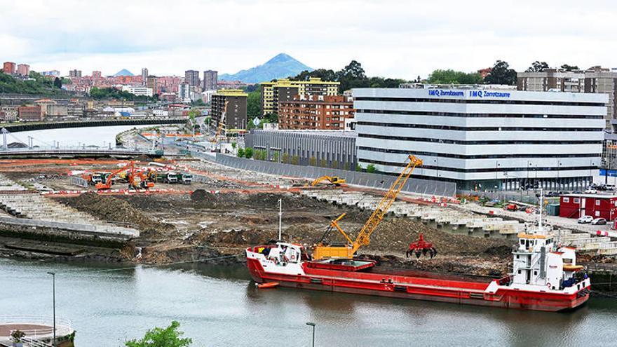 Demolido el muelle de la Ribera de Deusto, la draga ‘Omvac 12’ entró ayer en la zona del solar para extraer la tierra y que la ría cuente con dos cauces. Fotos: Oskar González
