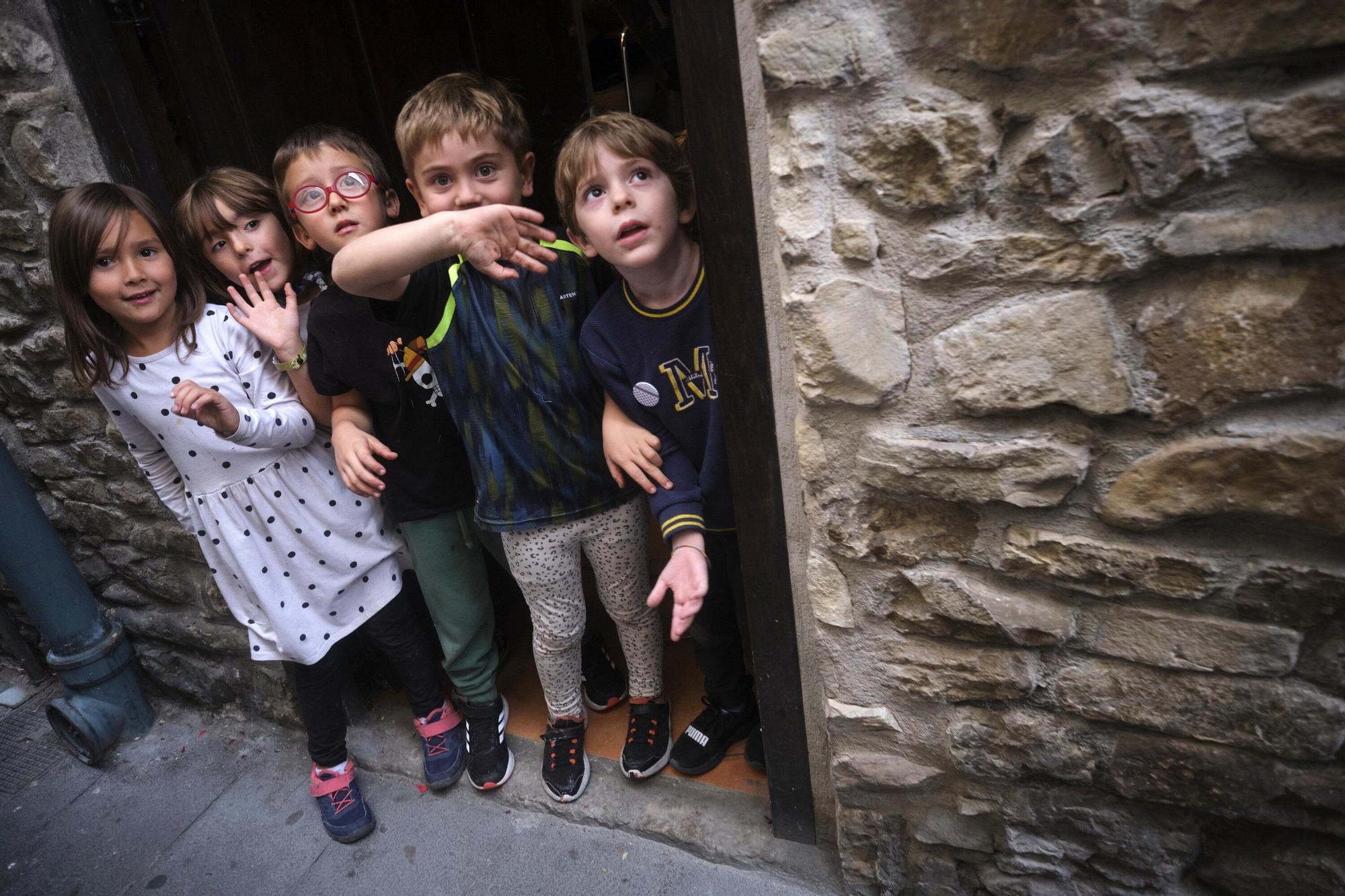 Comparsa de Gigantes y Cabezudos por San Fermín Txikito