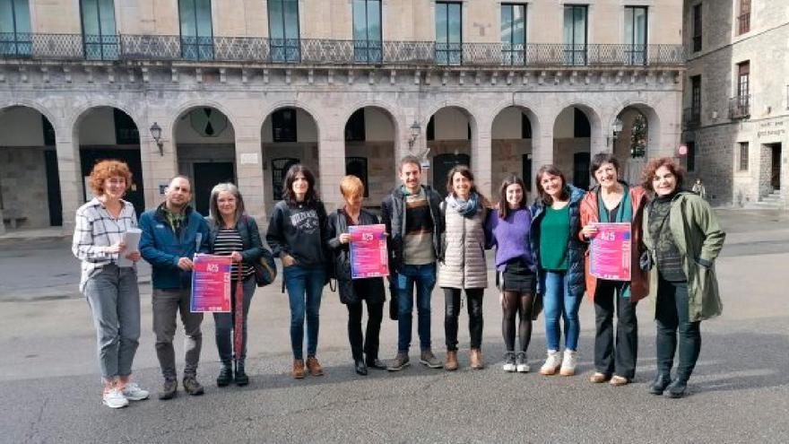 Los centros escolares de Bergara se visten de morado contra la violencia de género