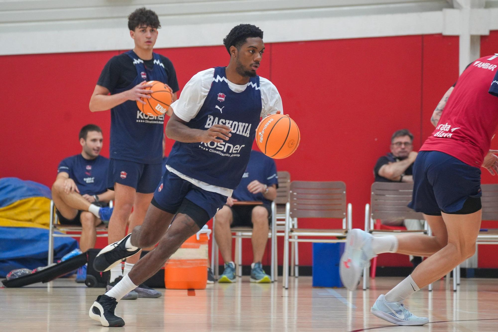 En imágenes: Así entrena el Baskonia bajo las órdenes de Galbiati