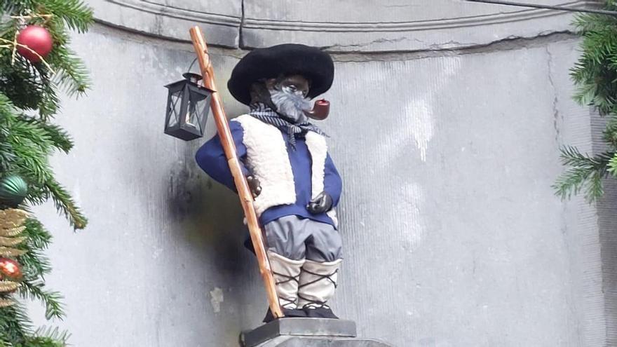 El Manneken Pis se viste de Olentzero para celebrar el 15 aniversario de la Euskal Etxea de Bruselas