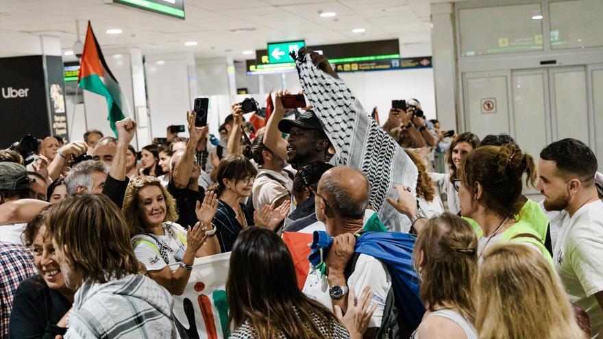 Los 27 integrantes de la flotilla a Gaza aterrizan en los aeropuertos de Bilbao, Madrid y Barcelona