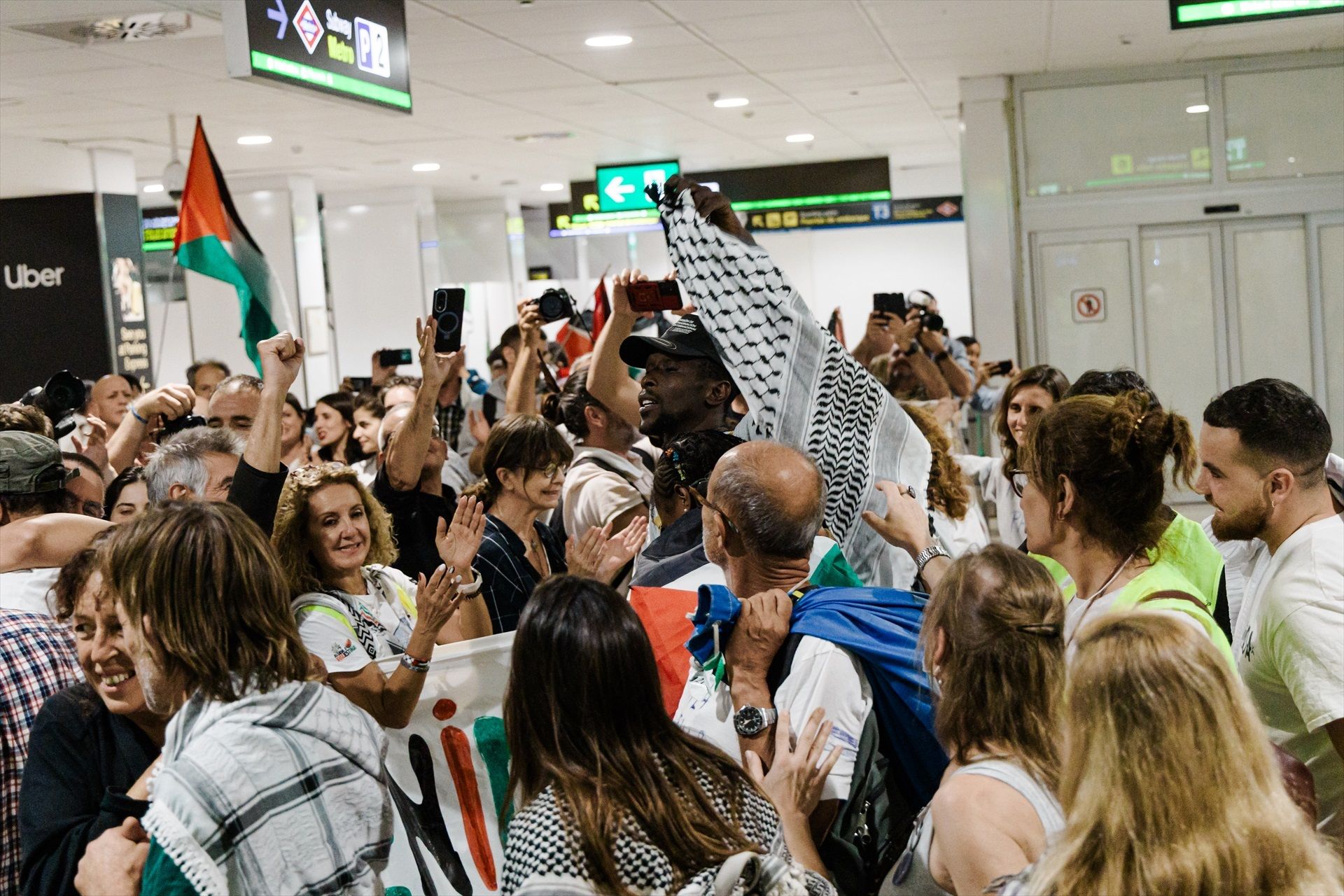 Llegada de los 27 integrantes de la flotilla a Gaza a los aeropuertos de Madrid, Bilbao y Barcelona