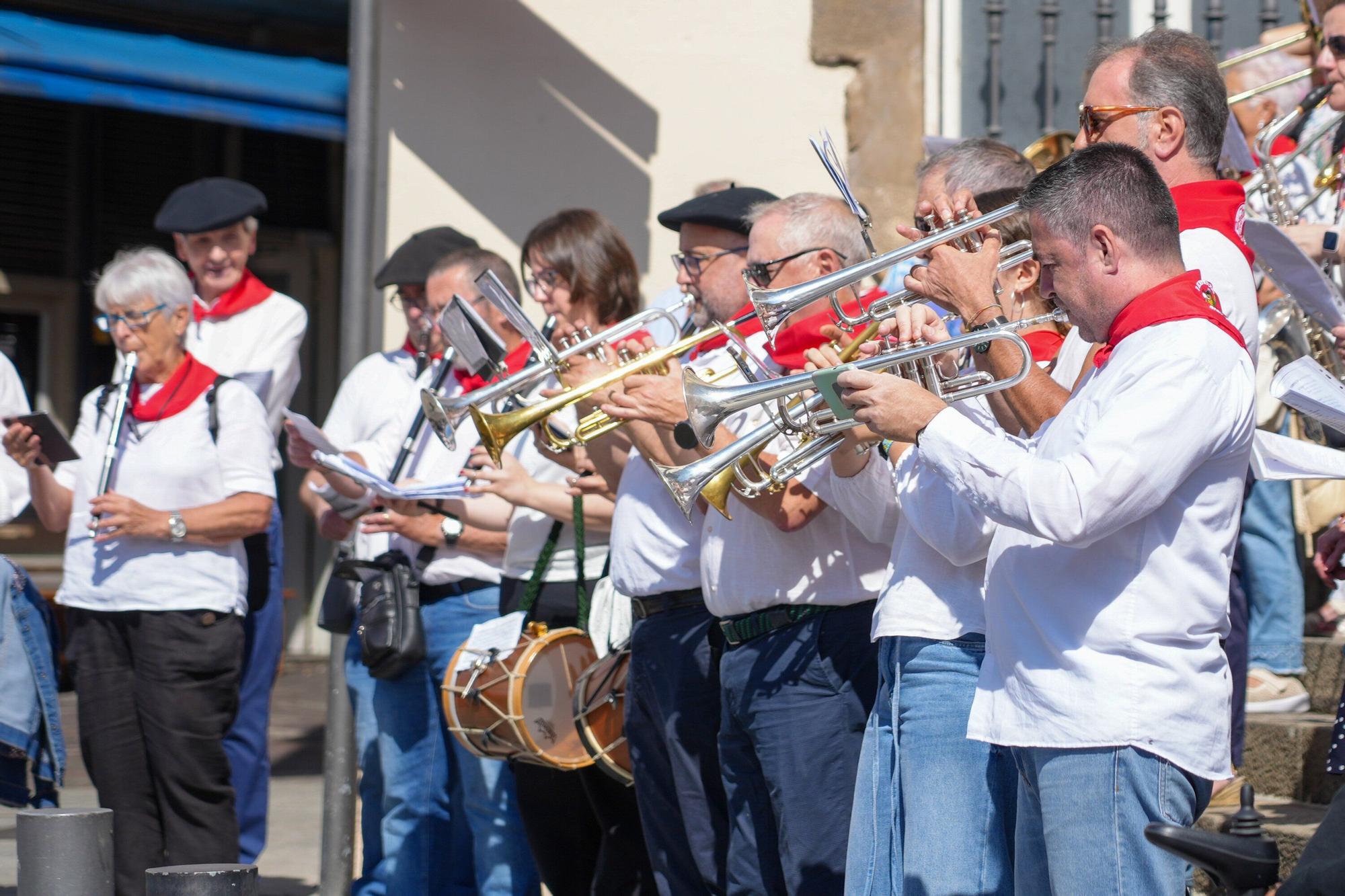 En imágenes: Los auroros despiertan a Vitoria con sus canciones