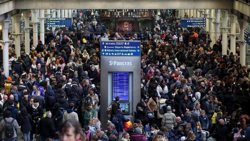 Eurostarrek bertan behera utzi ditu tren guztiak uholdeengatik