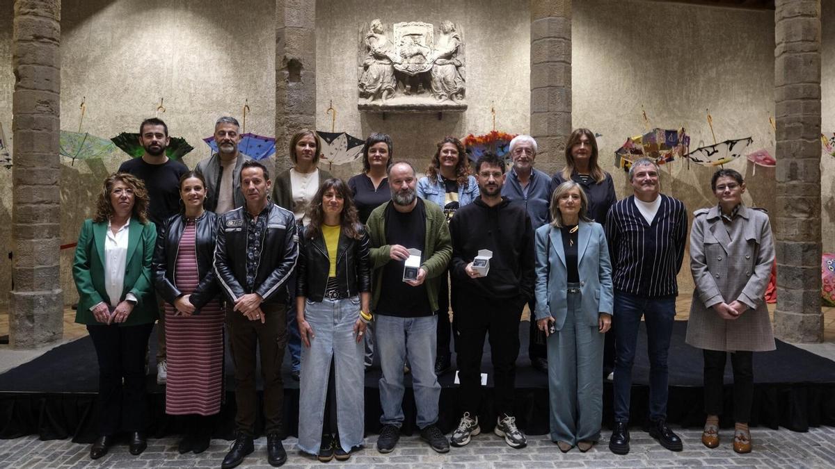 Foto de familia tars la entrega de los XIX Premios de Poesía Ciudad de Pamplona, este viernes 31 de octubre en el Condestable. Foto de familia tars la entrega de los XIX Premios de Poesía Ciudad de Pamplona, este viernes 31 de octubre en el Condestable.