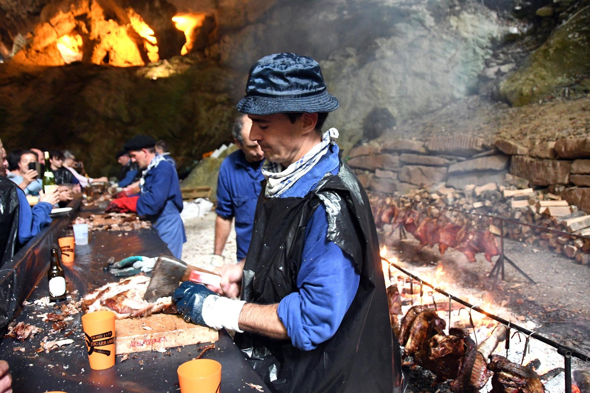 800 personas disfrutan un año más del zikiro rey en Navarra, el Zikiro de Zugarramurdi