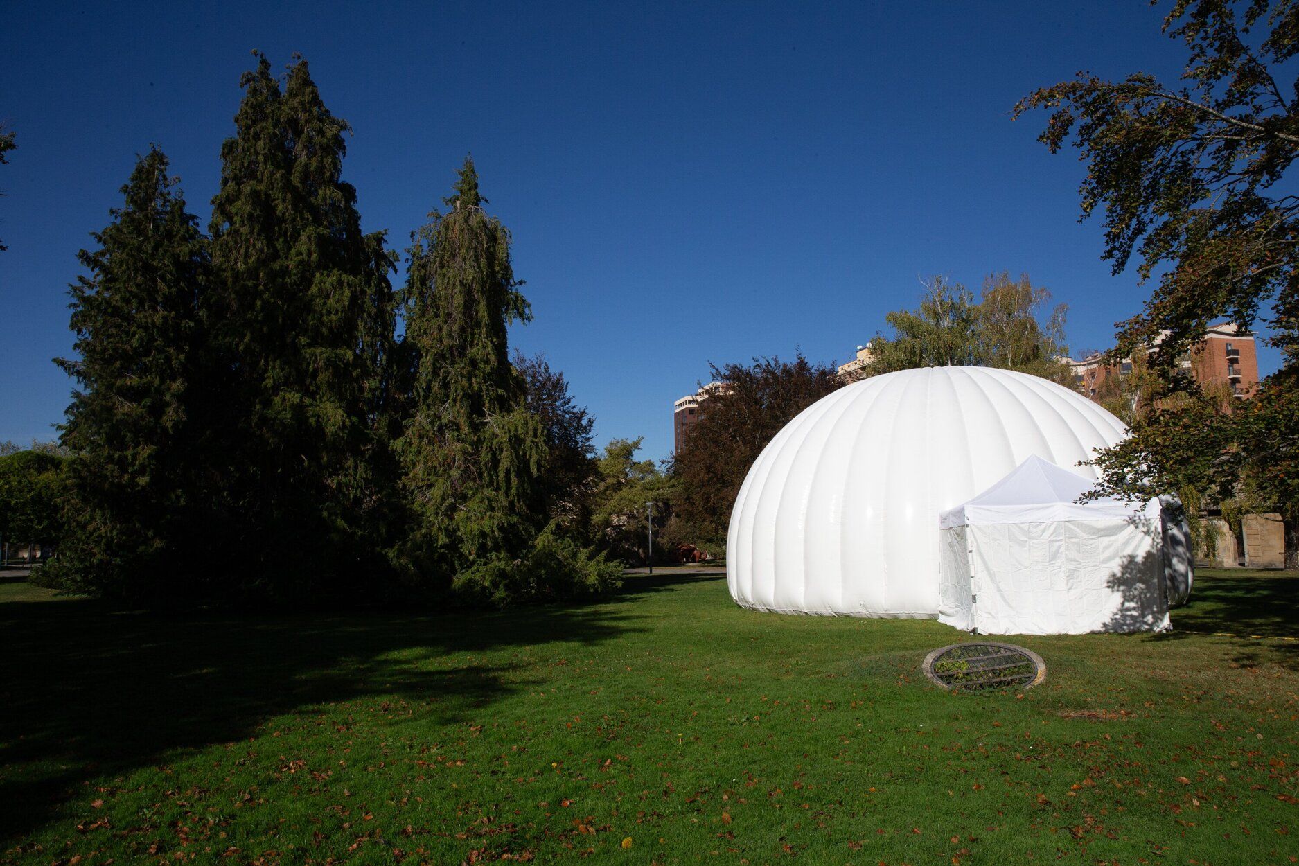 El espacio efímero instalado en la Ciudadela permanecerá durante toda esta semana y acoge las sesiones de debate.