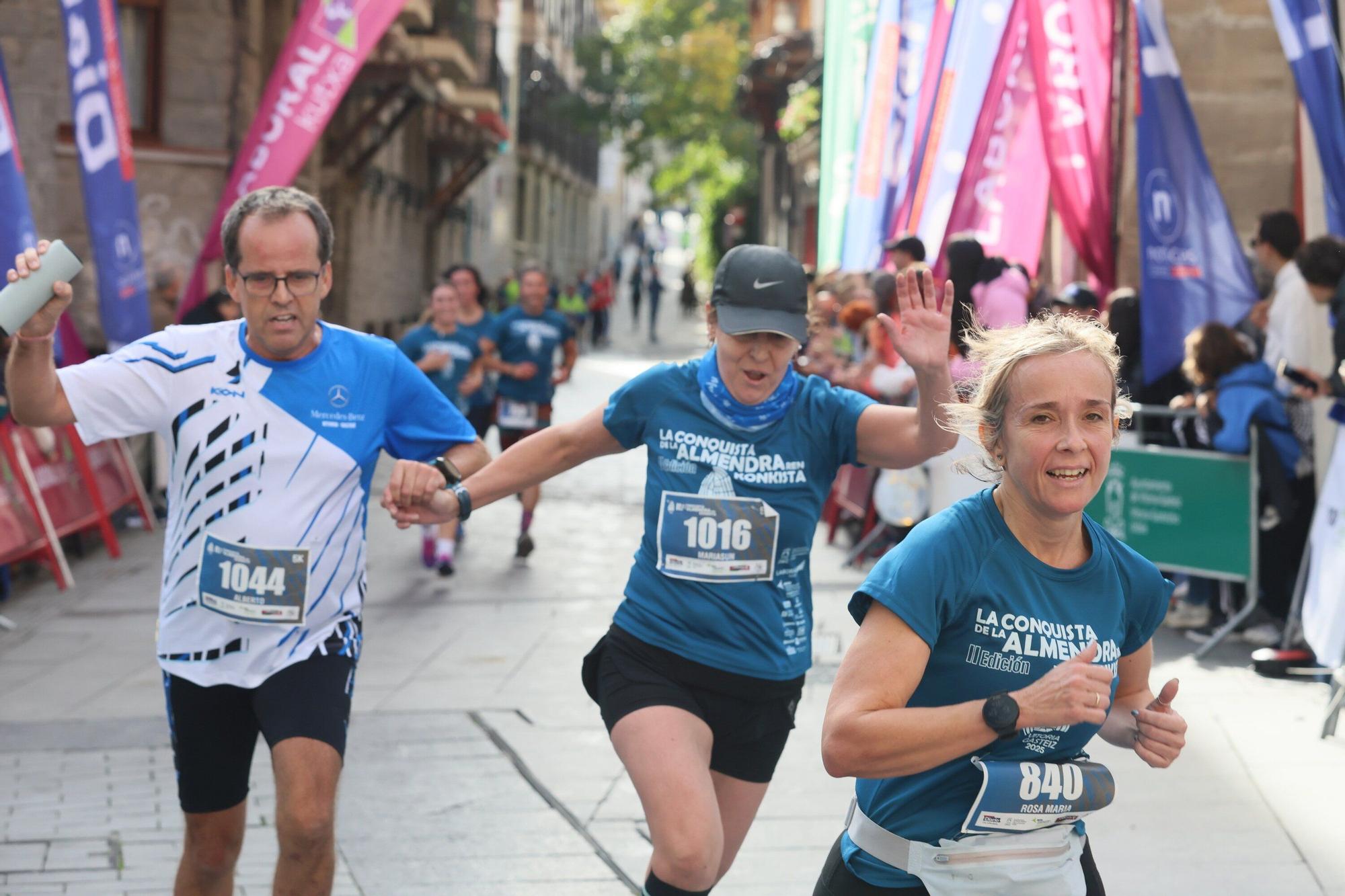 En imágenes: Miles de personas participan en La Conquista de la Almendra