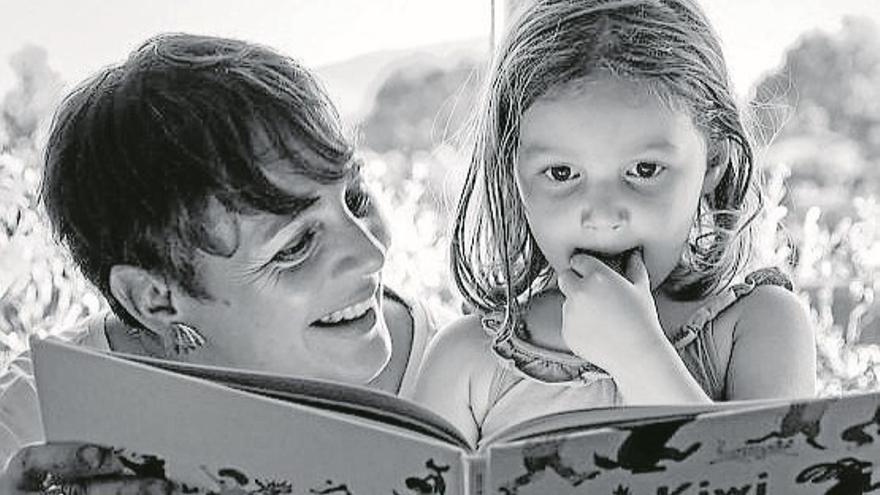 Etxeko egongelan irakurle berriak hezten