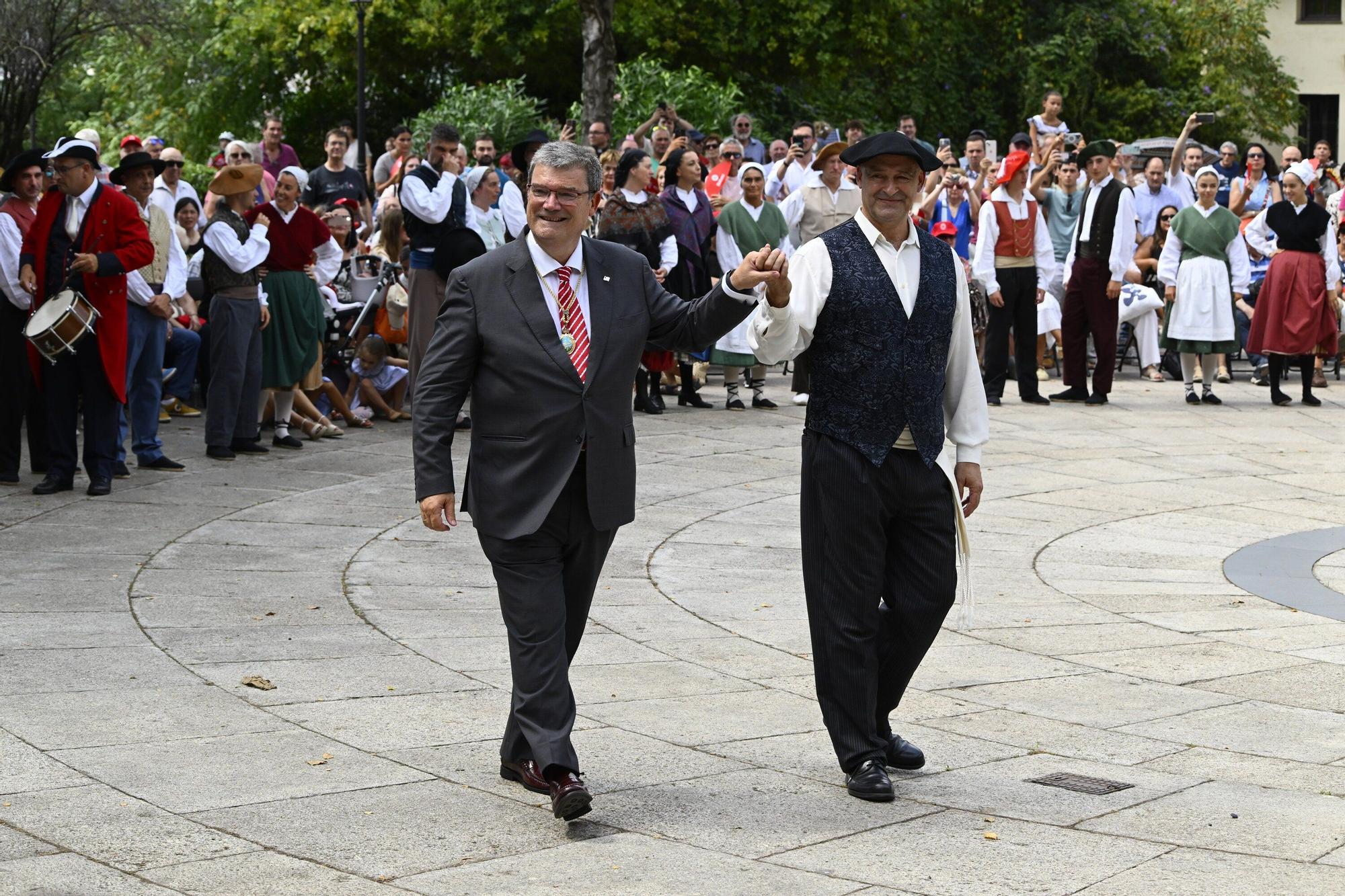 En imágenes: miles de files abarrotan Begoña para honrar a la Amatxu