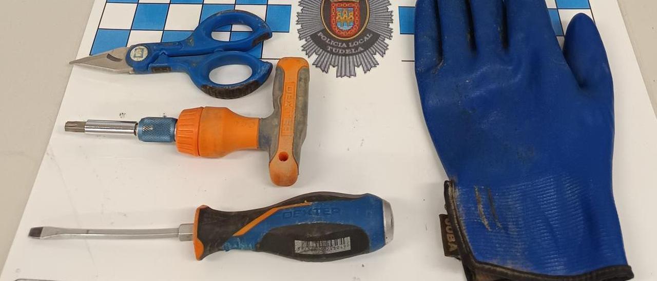 Cazan en Tudela a un joven tras cortar 520 metros de cable de 22 farolas en plena madrugada