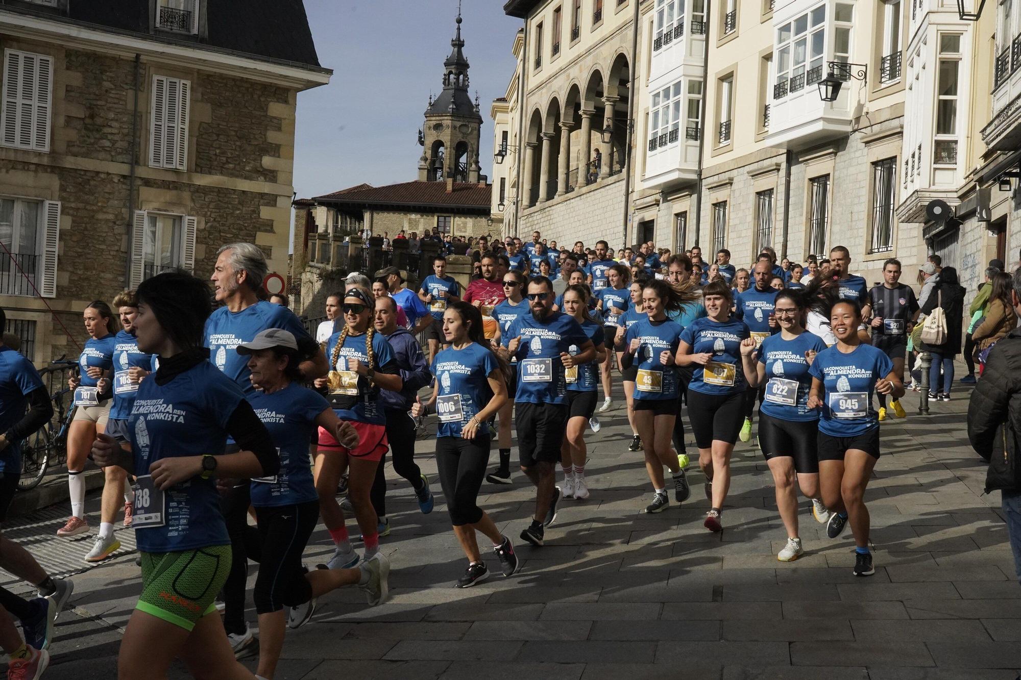 En imágenes: Miles de personas conquistan la Almendra de Gasteiz