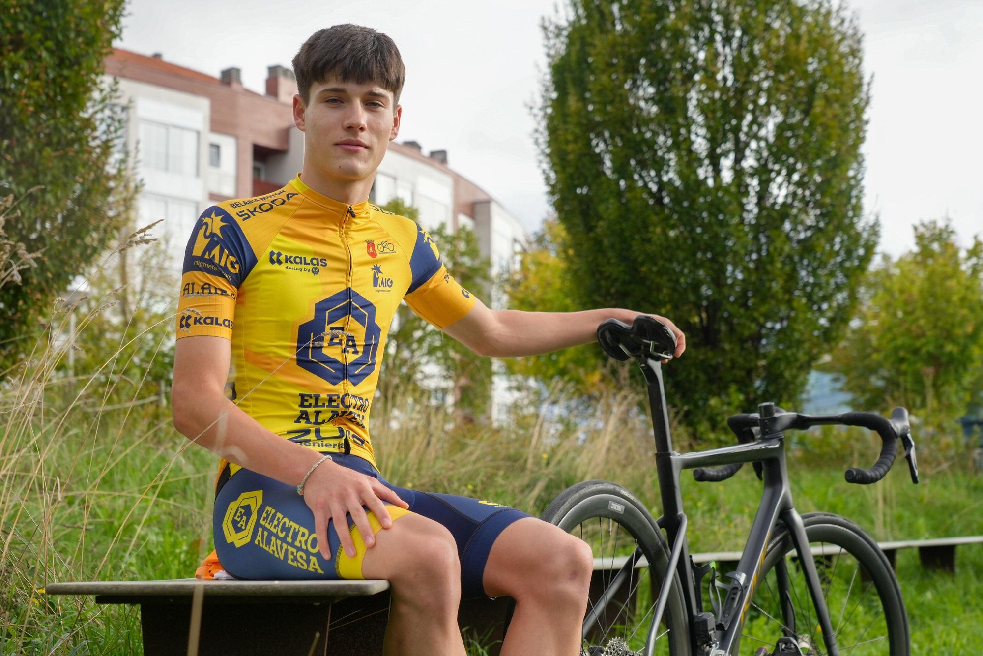 El ciclista alavés Jon Conejero posa durante una entrevista con DNA