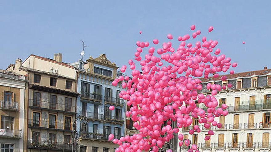 A las 12 horas soltaron mil globos en la plaza del Castillo.