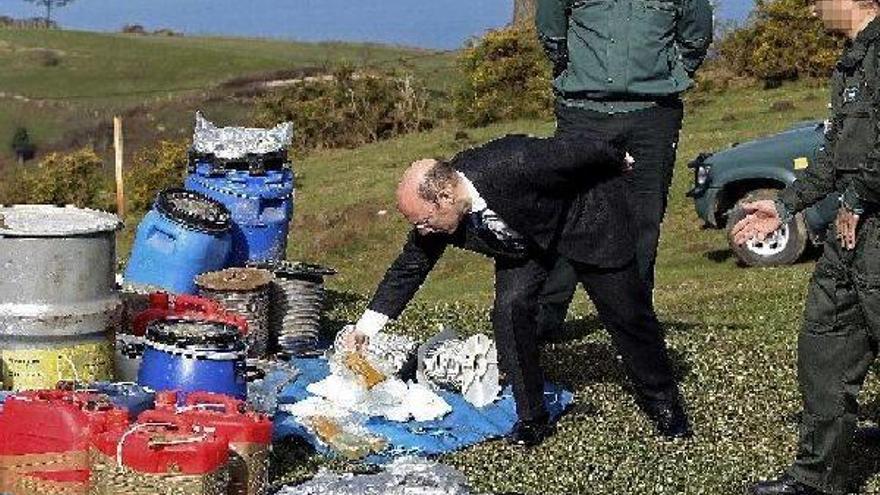 El delegado del Gobierno español, Carlos Urquijo, supervisa ayer parte del material.