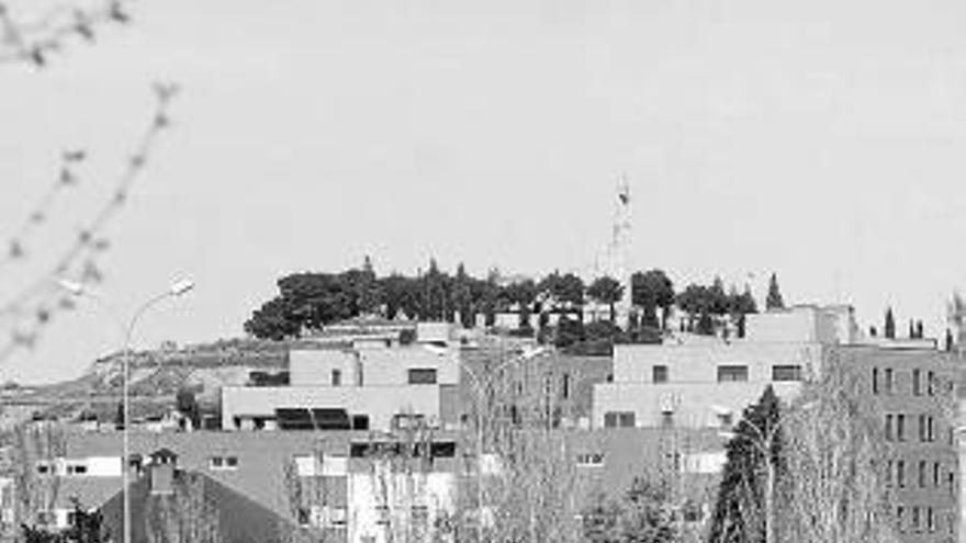Urbanización del Queiles, con el Corazón de Jesús al fondo.