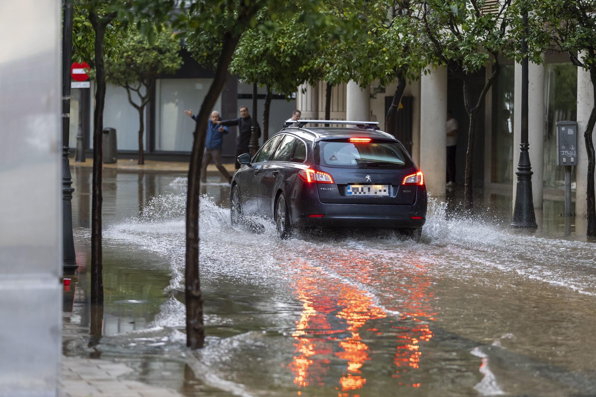 En imágenes: Andalucía supera las 900 incidencias por la borrasca 'Claudia', con la anegación de la estación de autobuses de Huelva