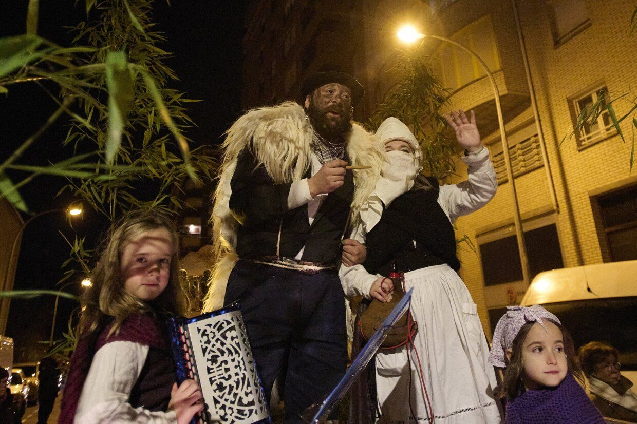 Olentzero y Mari Domingi recogen las últimas cartas en Iturrama