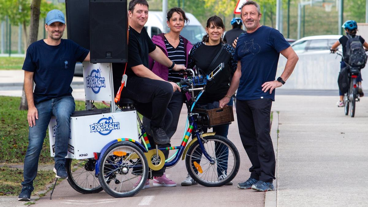 De izquierda a derecha, José Luis García, Xabi Colás, Olga Sánchez, Paula Aparicio y Sebastián López, con la Erripabizi que sacarán este sábado por el barrio.