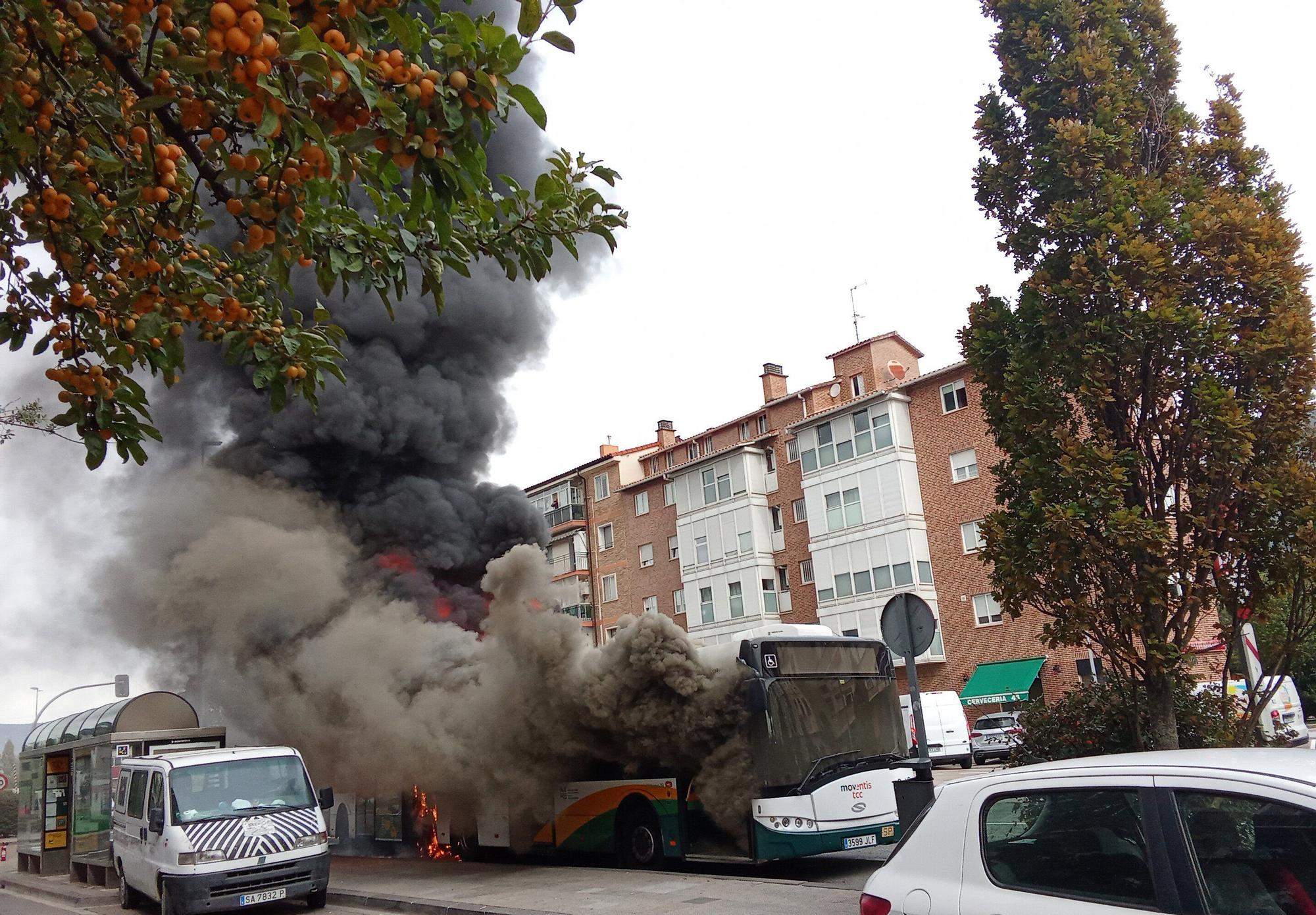 Fotos de la villavesa ardiendo en Berriozar