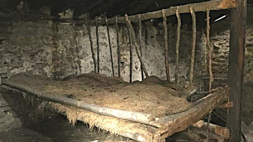 Catre habilitado en refugio pasiego.