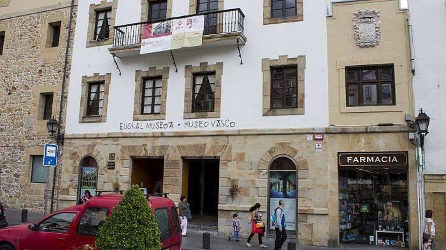 El escudo de la villa del Museo Vasco se presenta en todo su esplendor.