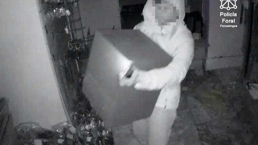 Momento del robo de la caja fuerte.