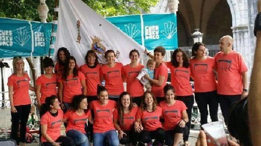 Las remeras de Hibaika celebran su victoria en la bandera Gure Esku Dago.
