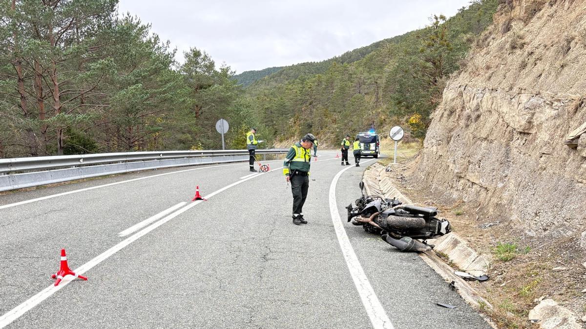 Agentes de la Guardia Civil en el lugar del accidente. Agentes de la Guardia Civil en el lugar del accidente.