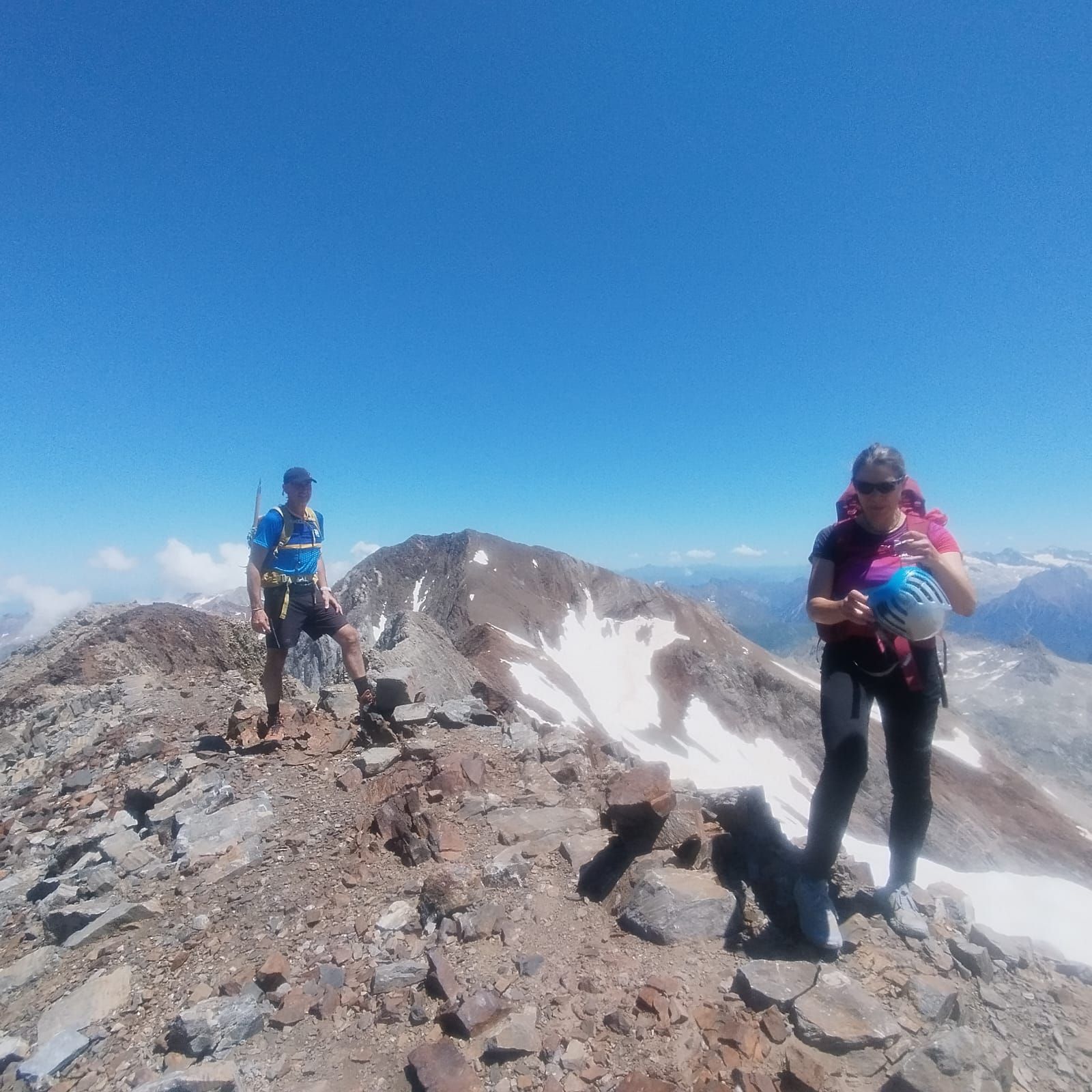 Asun y Juanjo, en lo alto del Pico Espadas, de 3.332 metros de altitud, en los Pirineos