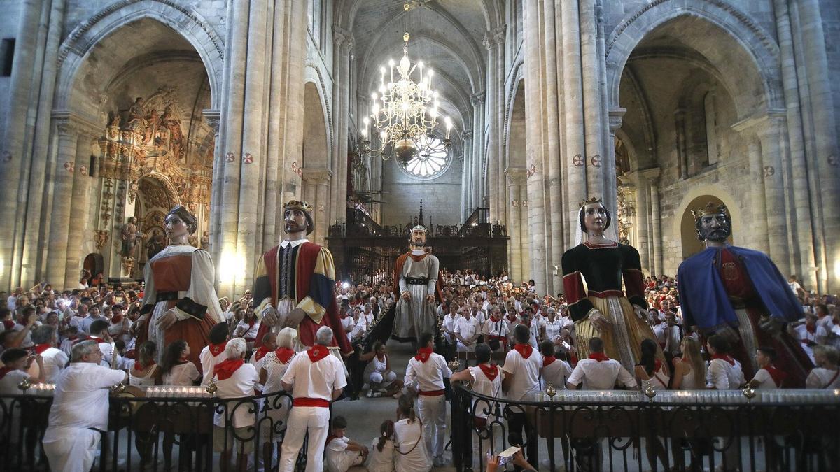 Baile de la comparsa de gigantes en la catedral, otro de los elementos importantes del libro.