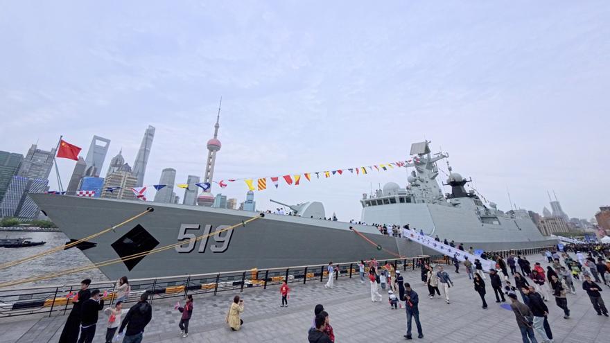 Un destructor chino navega frente a las islas de Okinawa en pleno aumento de la tensión con Japón