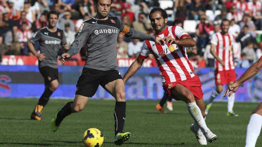 El Almería falla un penalti y pierde la opción de alejarse del descenso