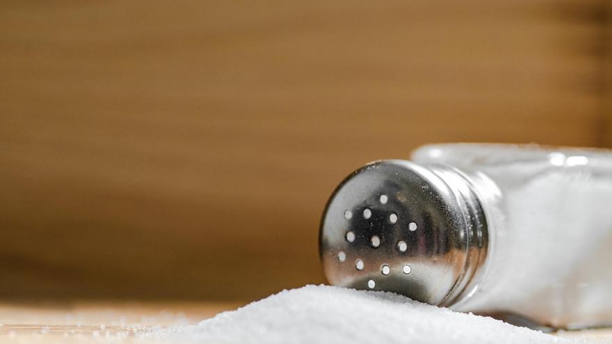 Cuatro maneras de consumir menos sal de mesa sin perder sabor