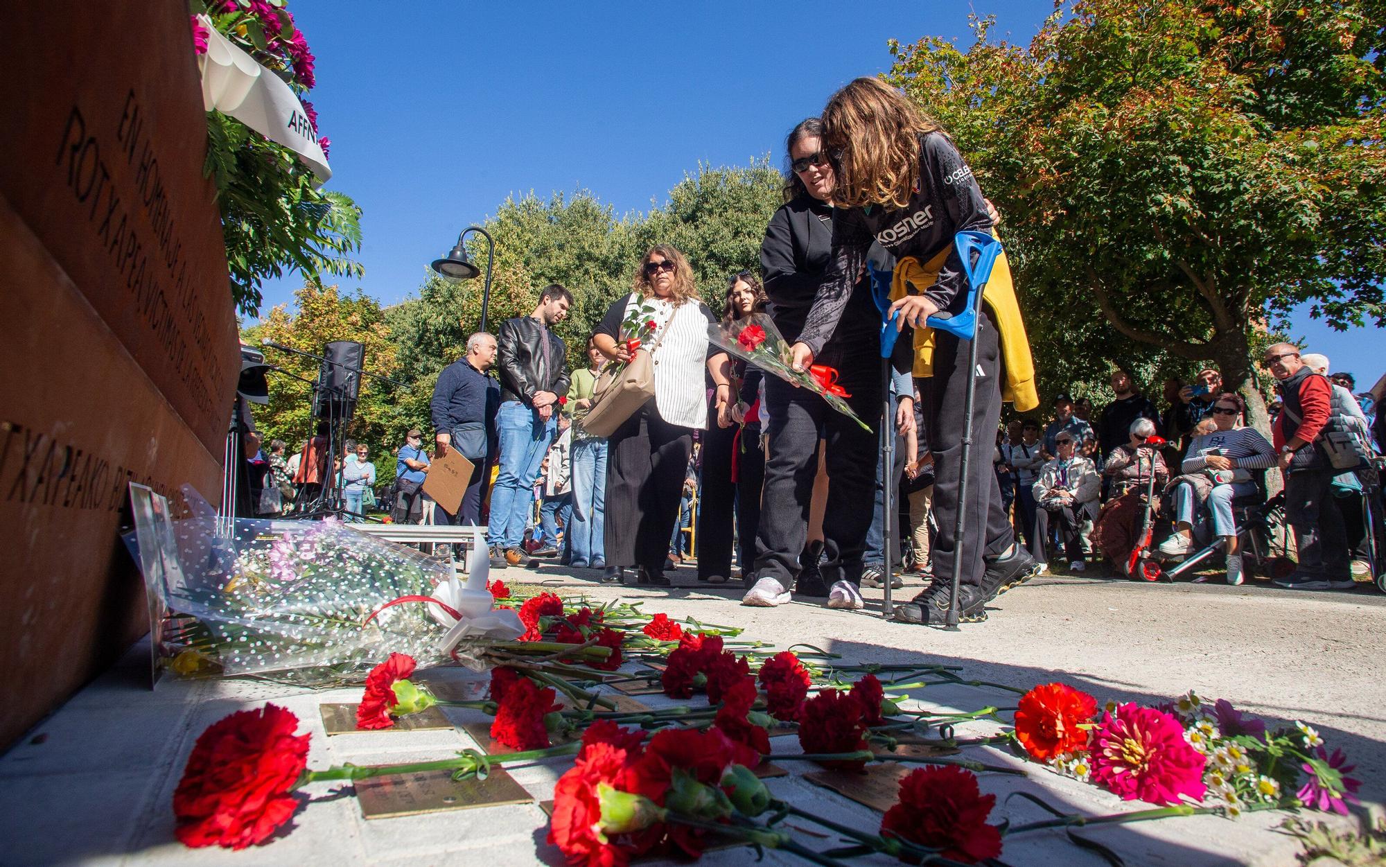 Inauguración del monumento en homenaje a las víctimas de la represión franquista en la Rochapea