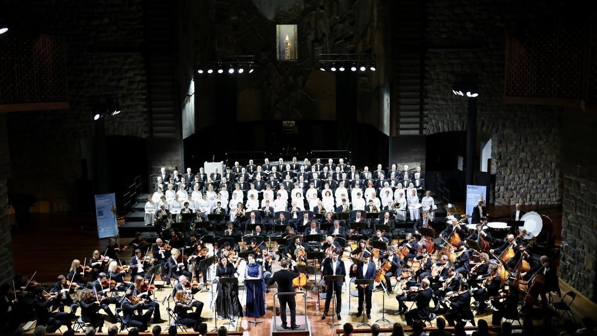 El Orfeón Donostiarra y la Orquesta Sinfónica de Bilbao, ayer, durante el recital en el Santuario de Arantzazu.