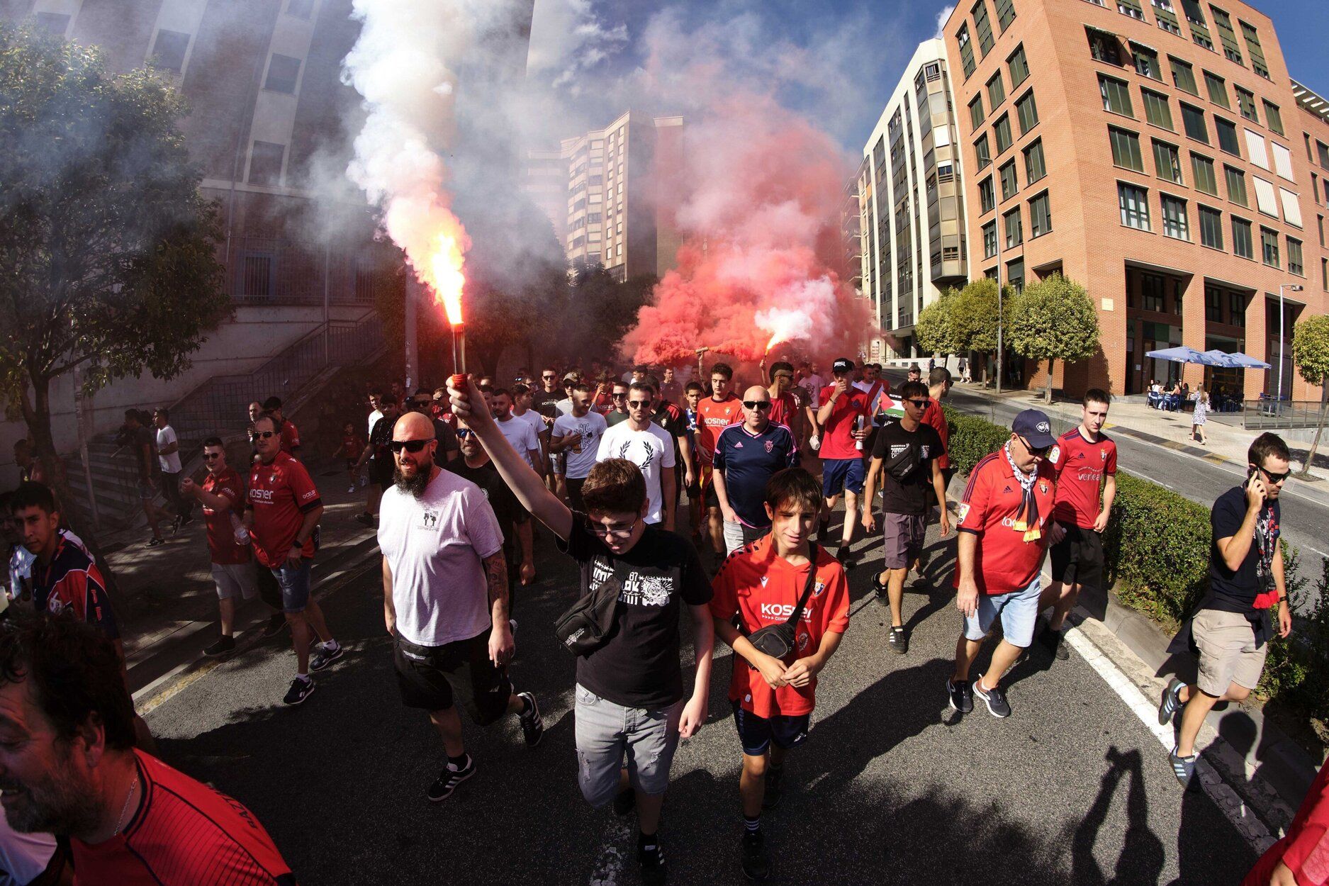 La afición primero: numerosa marcha reivindicativa de los aficionados de Osasuna y Rayo