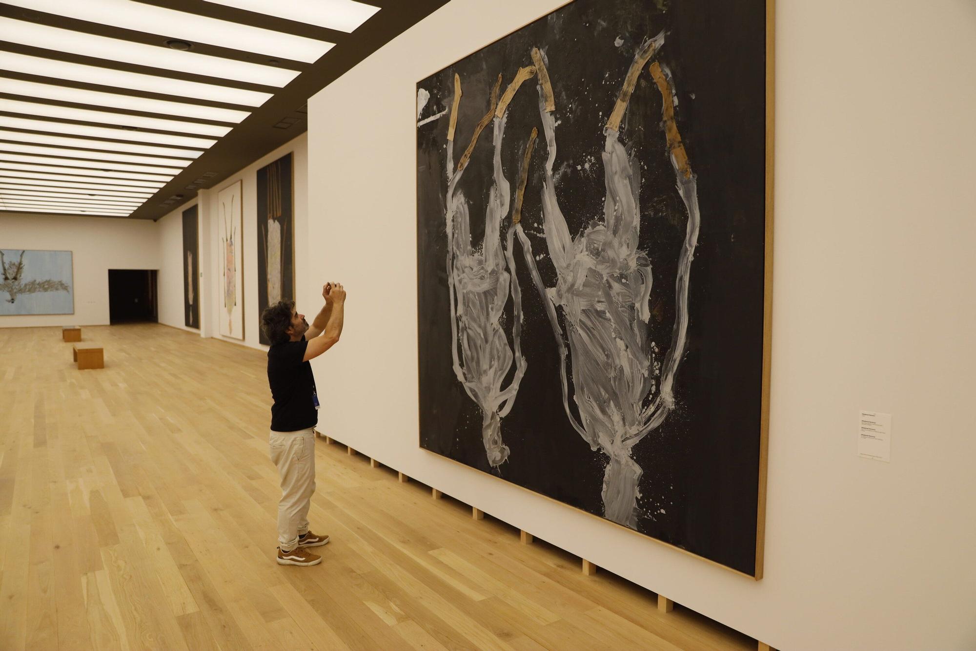 El edificio moderno del Bellas Artes reabre con Baselitz, el artista que decidió pintar el mundo al revés