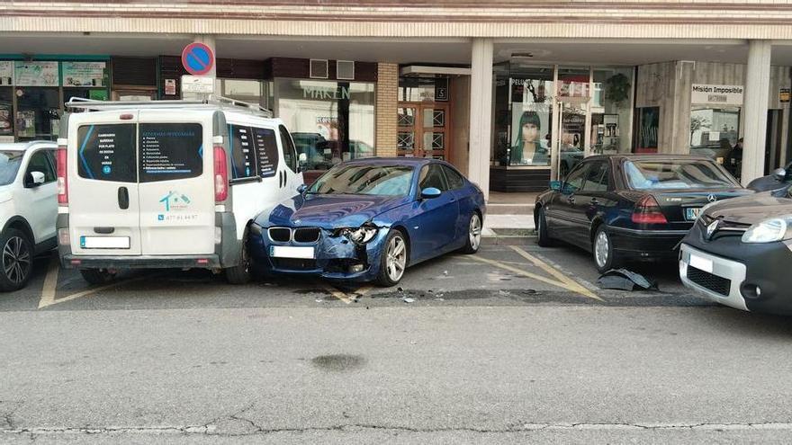Choque de un turismo con remolque contra varios vehículos estacionados en Tudela