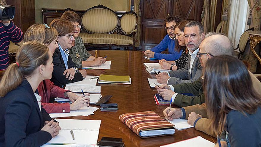 Reunión entre las delegaciones navarra y asturiana.