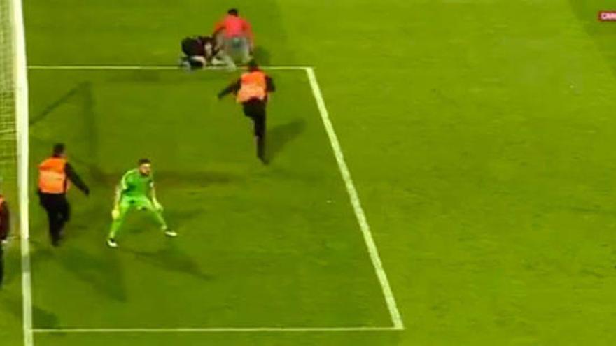 Salta al campo y golpea violentamente a un árbitro de la liga turca